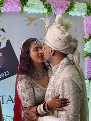 दूसरी बार दुल्हन बनीं दलजीत, शादी के बाद पति संग किया लिपलॉक, हुईं ट्रोल