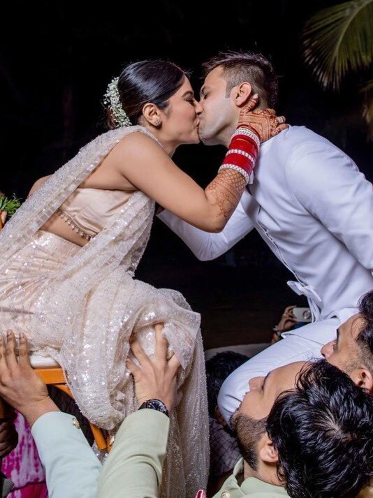 शादी में दूल्हे संग रोमांटिक हुई 30 साल की एक्ट्रेस, मेहमानों के सामने किया Liplock, हुई ट्रोल