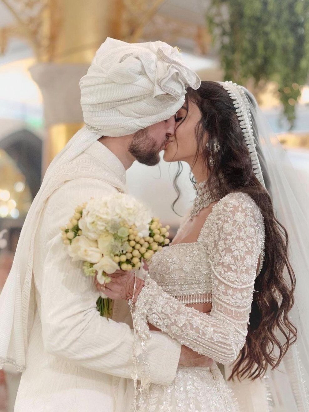 मेहमानों के सामने अनन्या की कजिन ने पति संग किया Liplock, शाहरुख को लगाया गले, Video