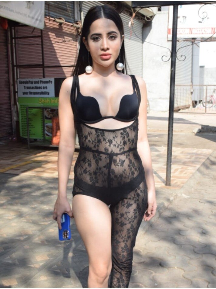 उर्फी जावेद ने बिकिनी के ऊपर पहनी ऐसी ड्रेस, यूजर्स बोले- एक टांग कहां गई? 