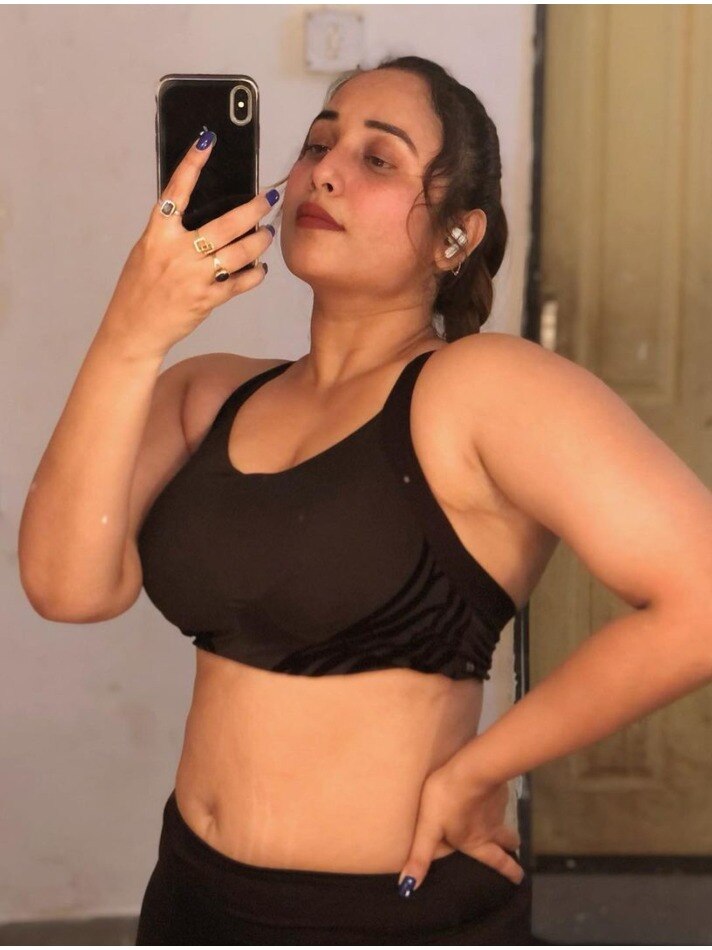 जिम में पसीना बहा रही 43 साल की एक्ट्रेस, स्ट्रेच मार्क्स देख ट्रोल्स बोले- अब शादी कर लो 