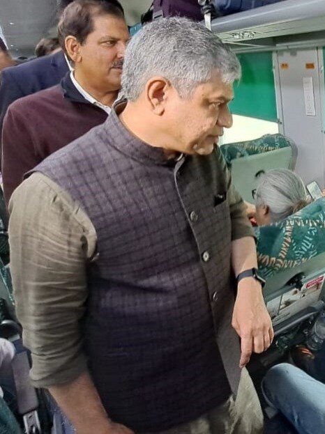 जब शताब्दी एक्सप्रेस में यात्रियों से फीडबैक लेने पहुंचे रेल मंत्री