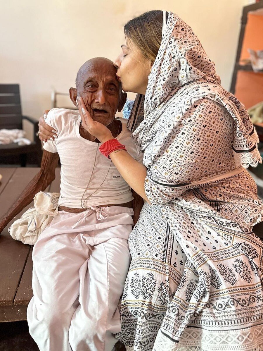 एक्ट्रेस की गांव में ससुराल, 95 साल के नाना से मिलीं, खाया लिट्टी-चोखा 