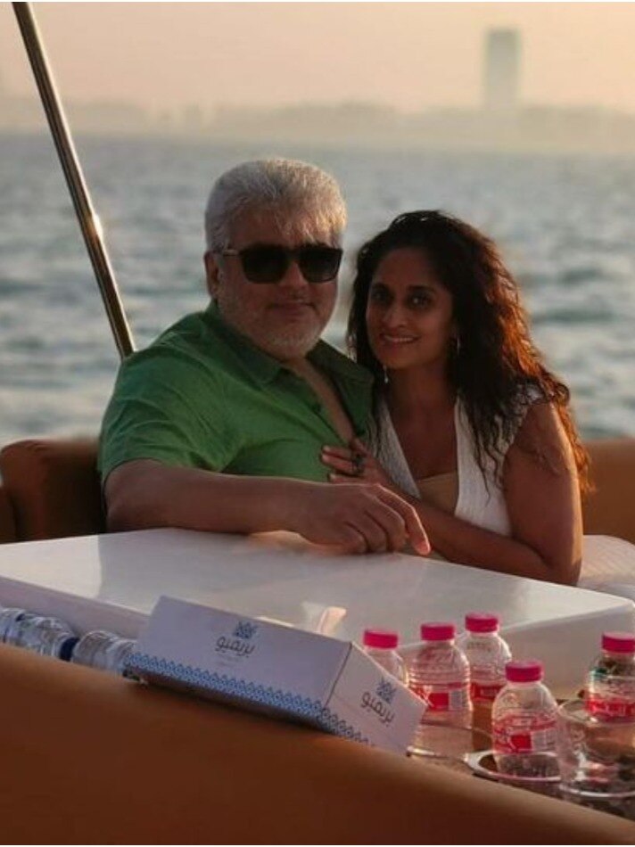 बीच समंदर पत्नी संग रोमांटिक हुआ 51 साल का एक्टर, इम्प्रेस हुए फैंस, बोले- मोहब्बत जवां है