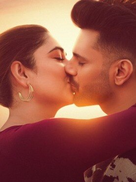 पत्नी संग रोमांटिक हुए राहुल वैद्य, किया लिपलॉक, फोटो वायरल 