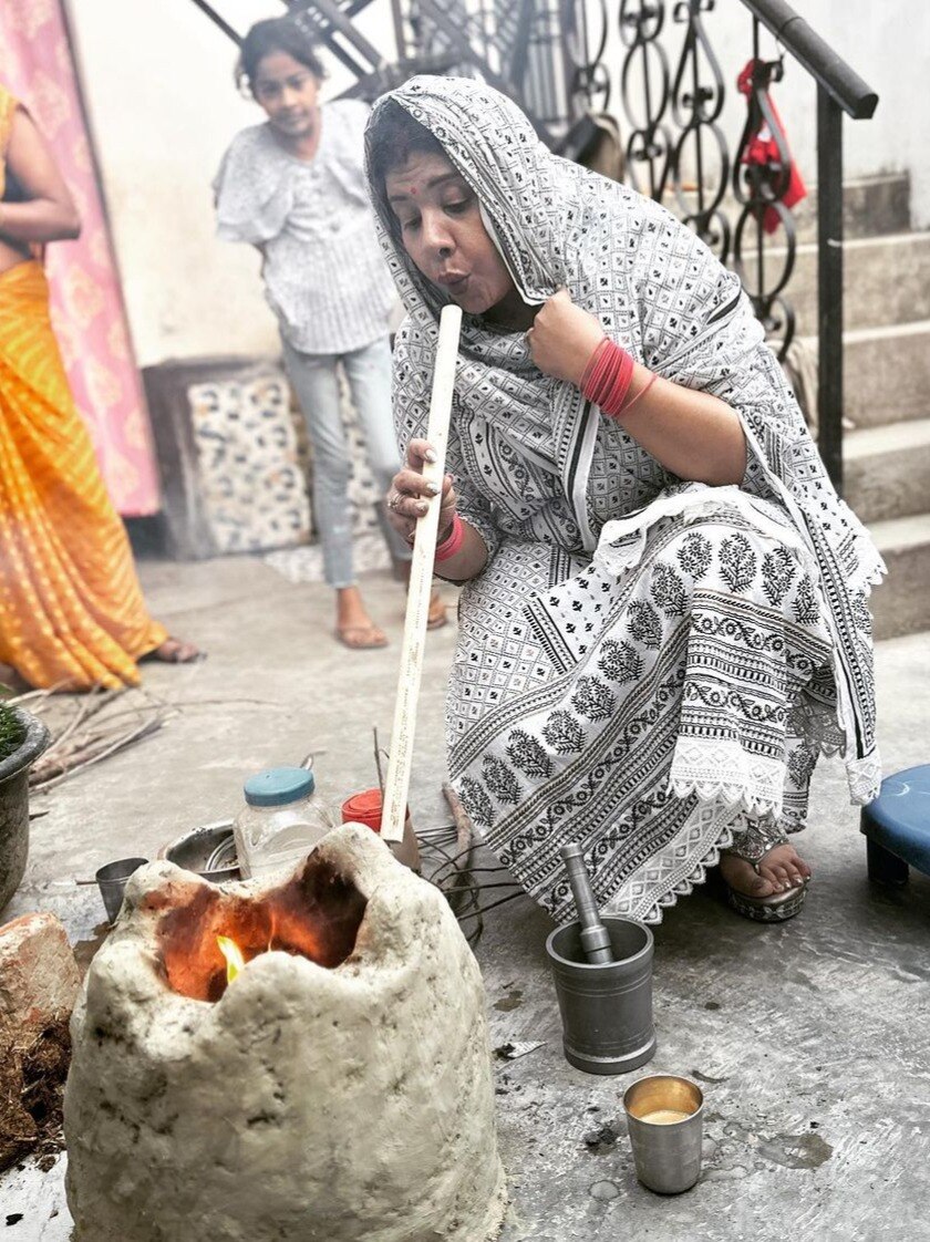 ससुराल पहुंचीं एक्ट्रेस, मिट्टी के चूल्हे पर बनाई चाय, ग्लैमर भूल जी रहीं देसी लाइफ