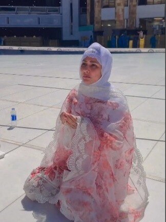 'यहां तो मोबाइल छोड़ दो' उमराह करने गईं हिना खान को देखकर नाराज हुए फैन्स