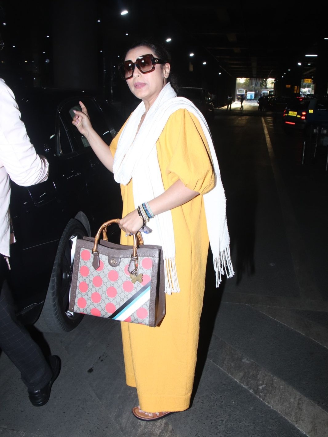 रानी का फैशन ब्लंडर, नाइटी पहने एयरपोर्ट पर हुईं स्पॉट, यूजर्स ने उड़ाई खिल्ली