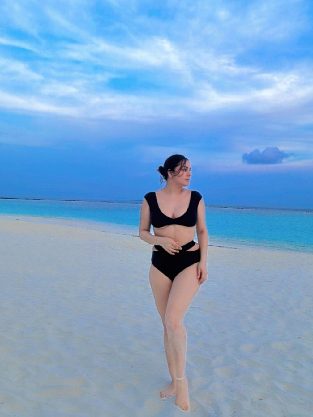 पति के बर्थडे ट्रिप पर एक्ट्रेस ने पहनी बिकिनी, यूजर्स ने किया बॉडीशेम, बोले- आंटी लग रहीं