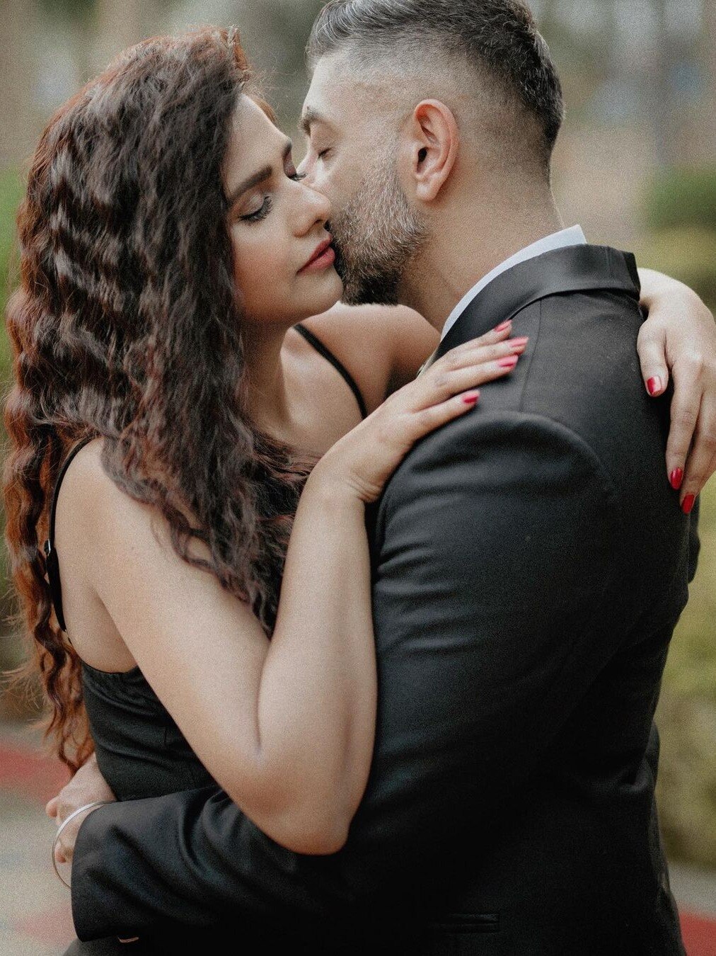 हनीमून पर दलजीत ने पति संग किया डांस, पब्लिक में हुईं रोमांटिक, किया Liplock