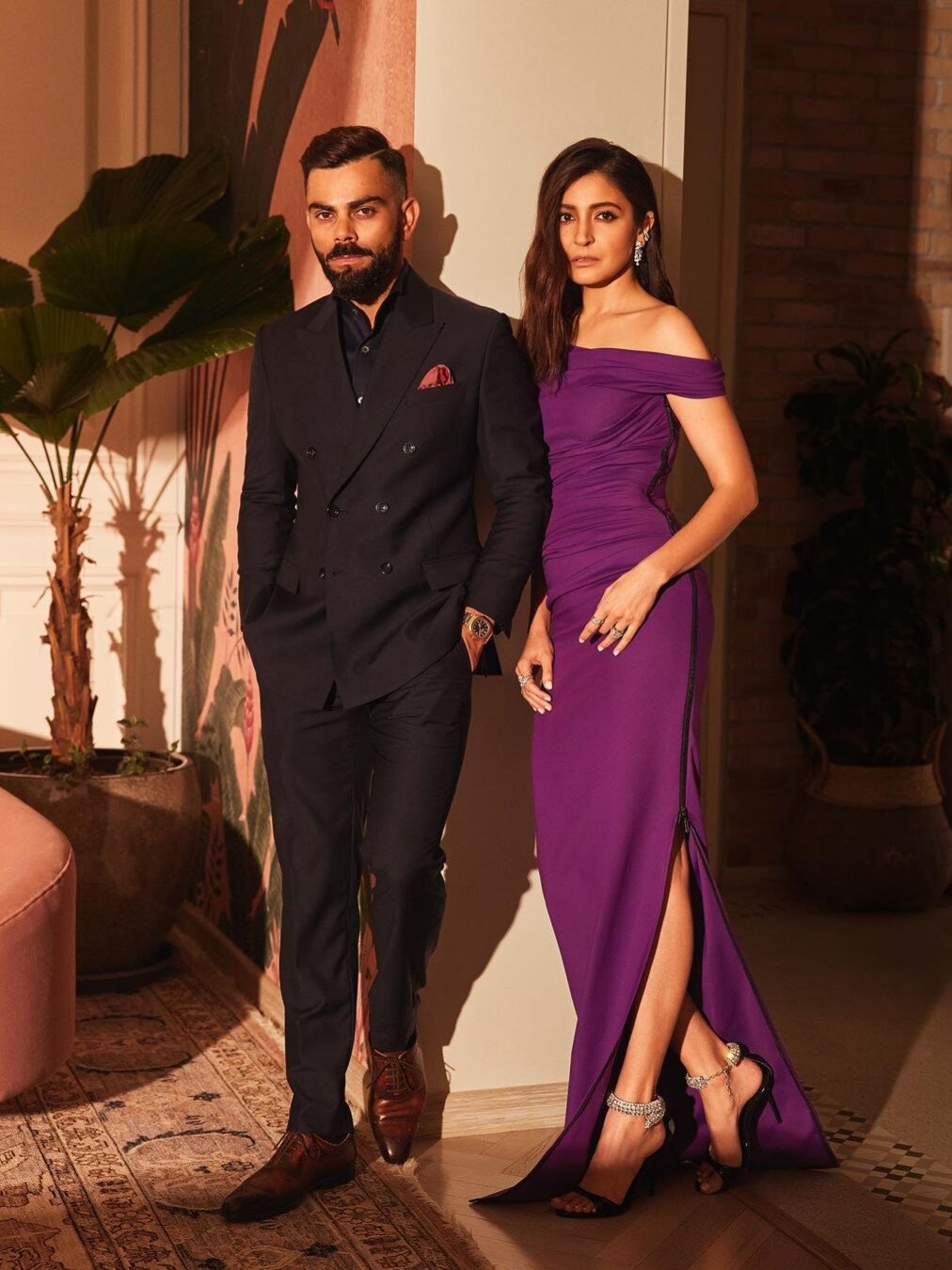 हाई हील्स में फंसने से बची अनुष्का की ड्रेस, विराट ने यूं पकड़ा गाउन, फैंस बोले- परफेक्ट पति