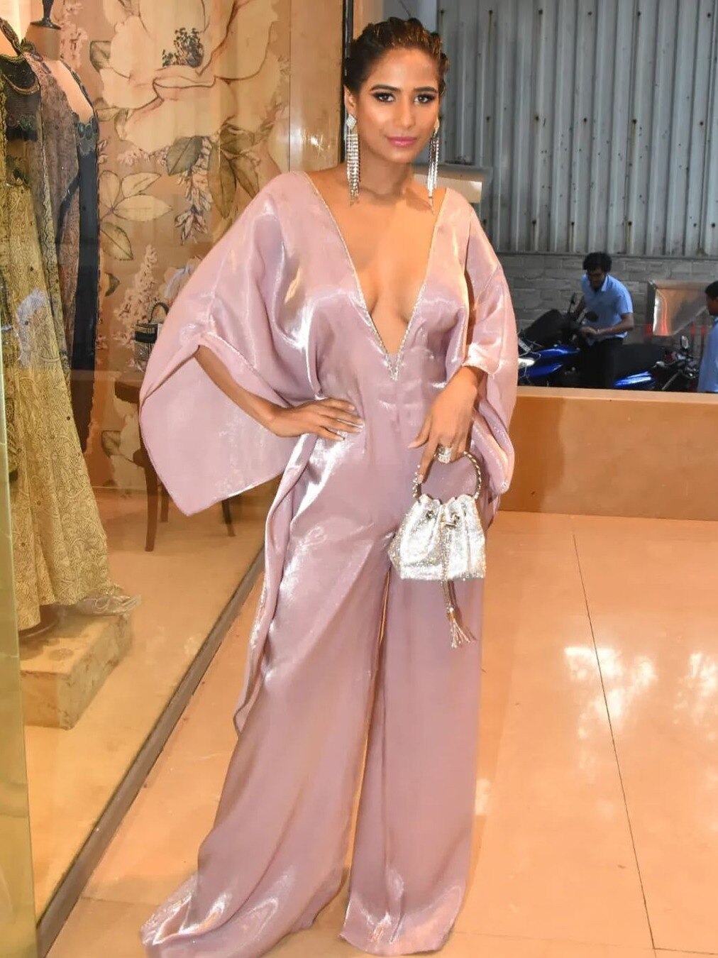 डीप नेक ड्रेस में पूनम पांडे ने बिखेरा जलवा, हुईं ट्रोल, यूजर्स बोले- इन्हें कैल्शियम की जरूरत है