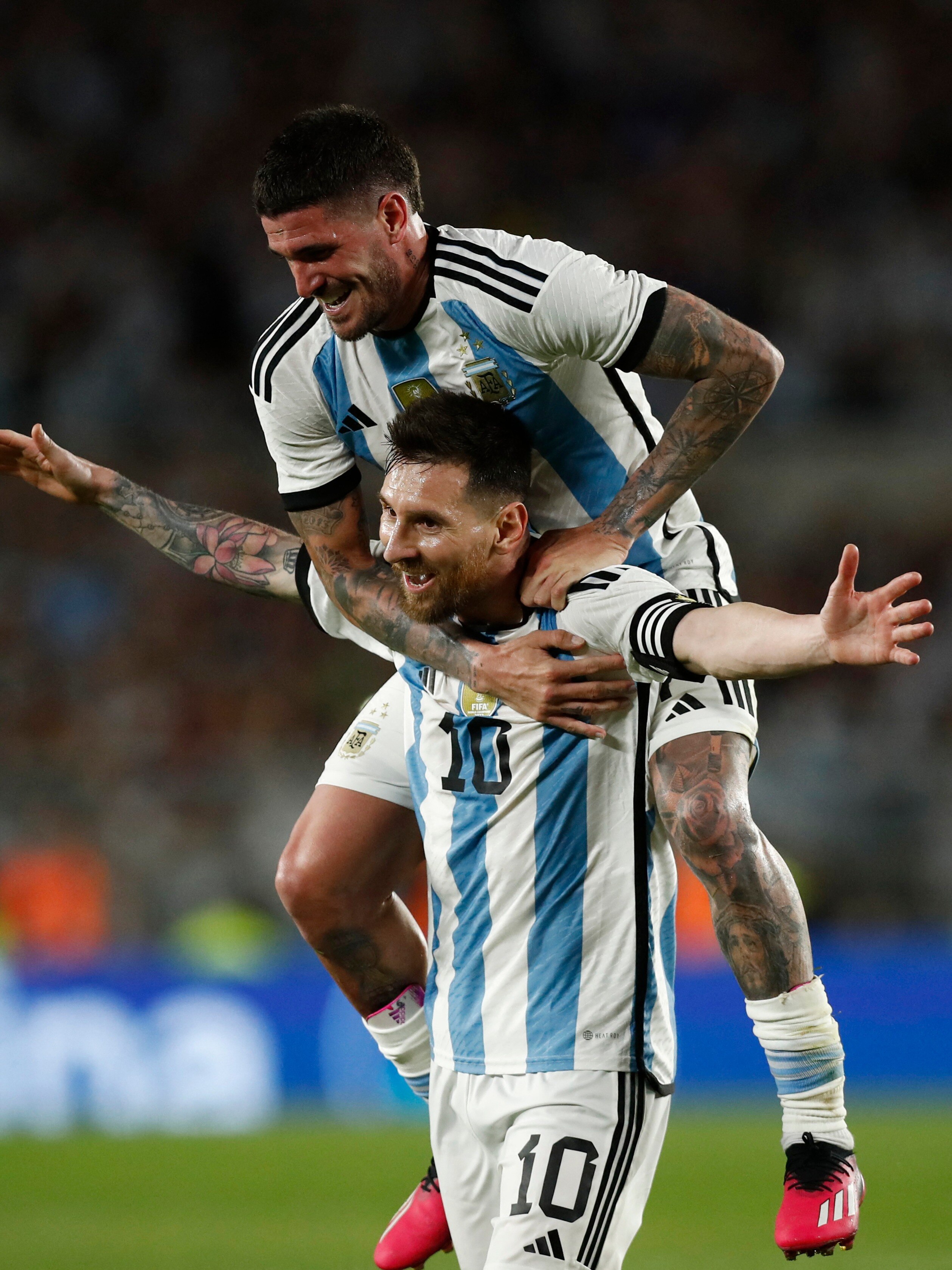 Lionel Messi scores 800th career goal