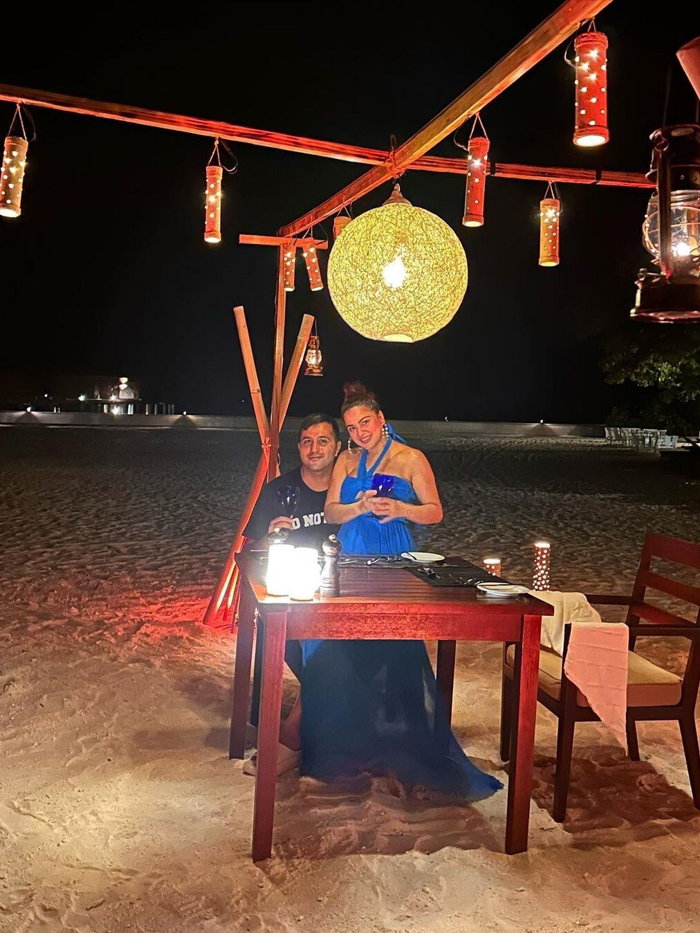 वेकेशन पर मशहूर एक्ट्रेस, पति संग किया लिपलॉक, शेयर कीं रोमांटिक डिनर डेट फोटोज