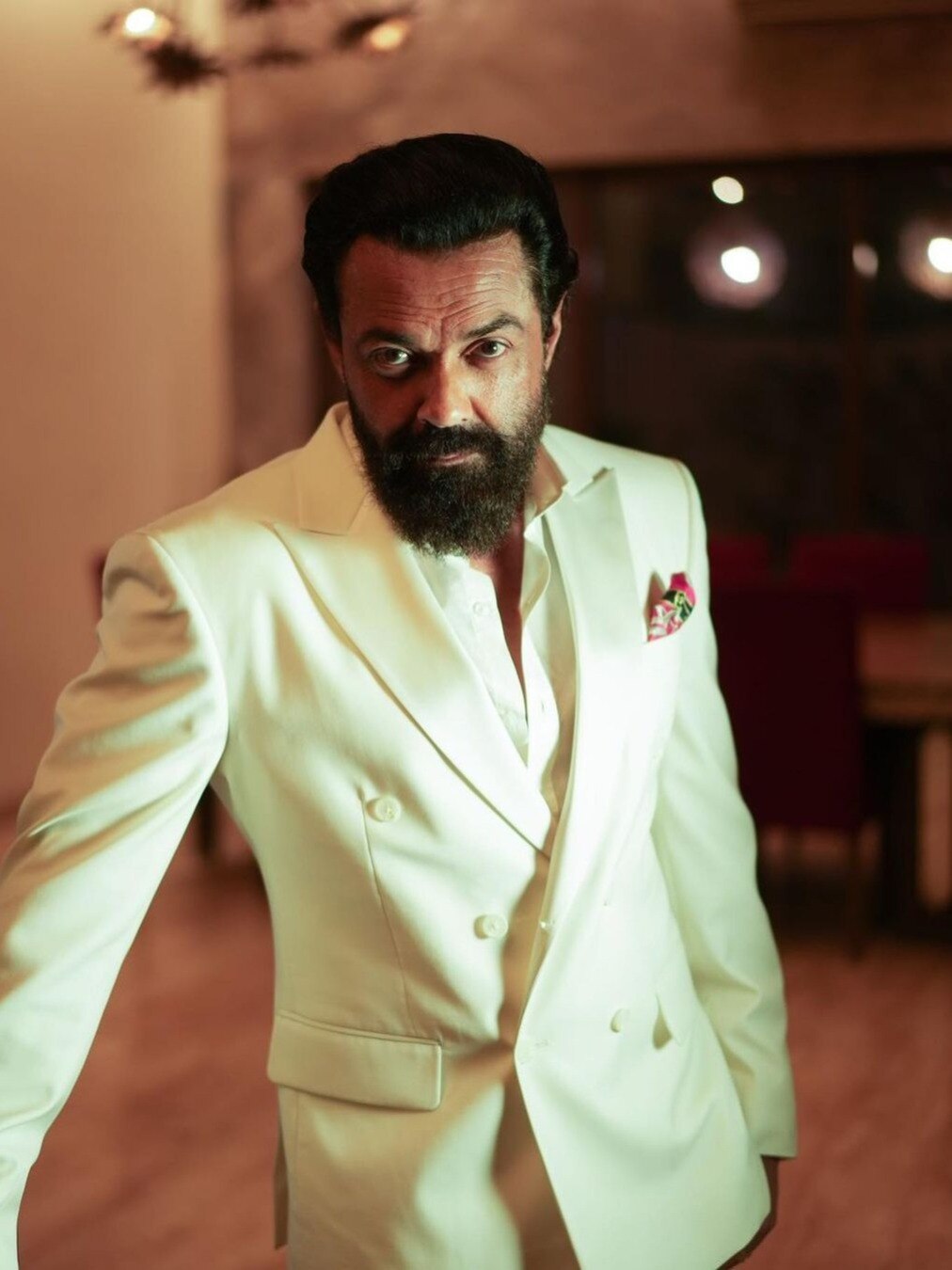 इस बार पार्टी में पायजामा- टी शर्ट नहीं सूट-बूट पहनकर पहुंचे बॉबी, फैन्स बोले- ये हुई न बात!