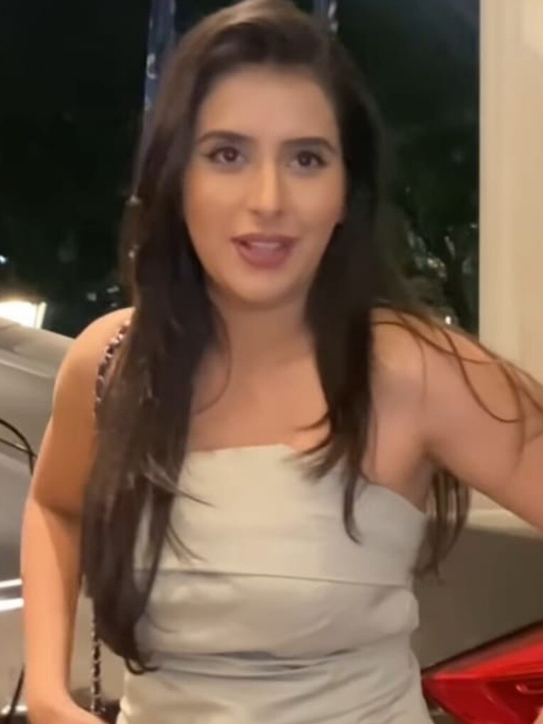 सुष्मिता की भाभी ने पहना ऑफ शोल्डर टॉप-मिनी स्कर्ट, यूजर्स ने क्यों बताया 'ढोंगी'?