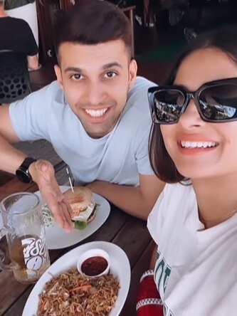 हनीमून पर पति संग रोमांटिक हुई एक्ट्रेस, किया Liplock, खाई 1800 रुपये की मैगी, फोटोज वायरल