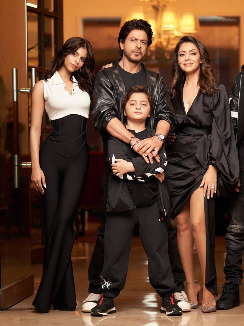 शाहरुख का स्वैग-सुहाना की अदाएं, गौरी की फैमिली फोटो में दिखा 'खान्स का पावर'