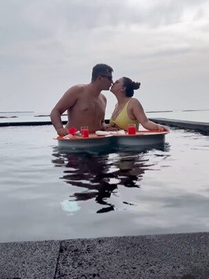 वेकेशन पर रोमांटिक हुई एक्ट्रेस, पूल में किया Liplock, पति की गोद में बैठकर किया था डिनर