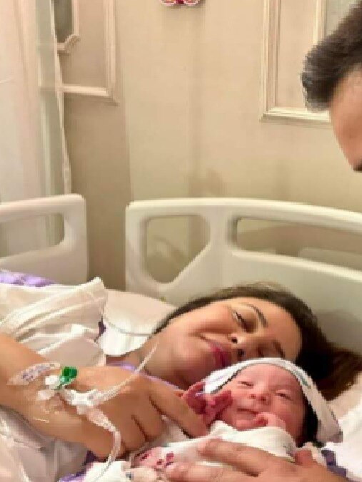 तेजस्वी की बेटी की नई तस्वीरें आईं सामने, मां के पास लेटी दिखी नन्ही परी