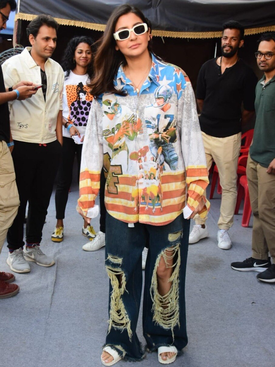 अतरंगी अंदाज में दिखीं अनुष्का शर्मा, ट्रोल्स बोले- करण जौहर की बहन, जानें क्यों