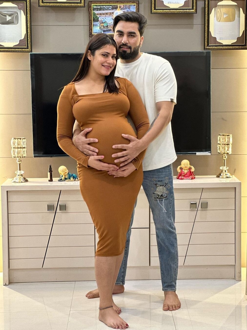 एक्टर की दूसरी पत्नी ने टाइट ड्रेस में दिखाया बेबी बंप, 3 बार मिसकैरिज के बाद बनेंगी मां