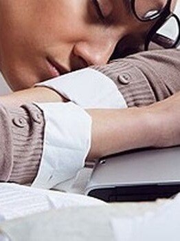 61% Mumbaikars feel sleepy at work, 88% up at night scrolling their phones: Wakefit 