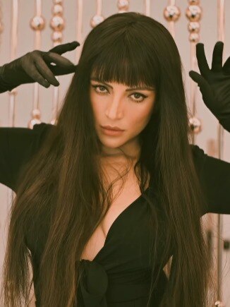 लंबे बाल, हाथों में ग्लव्ज, डीप नेक जंपसूट में एक्ट्रेस, एक्सप्रेशन्स देखकर डरे यूजर्स