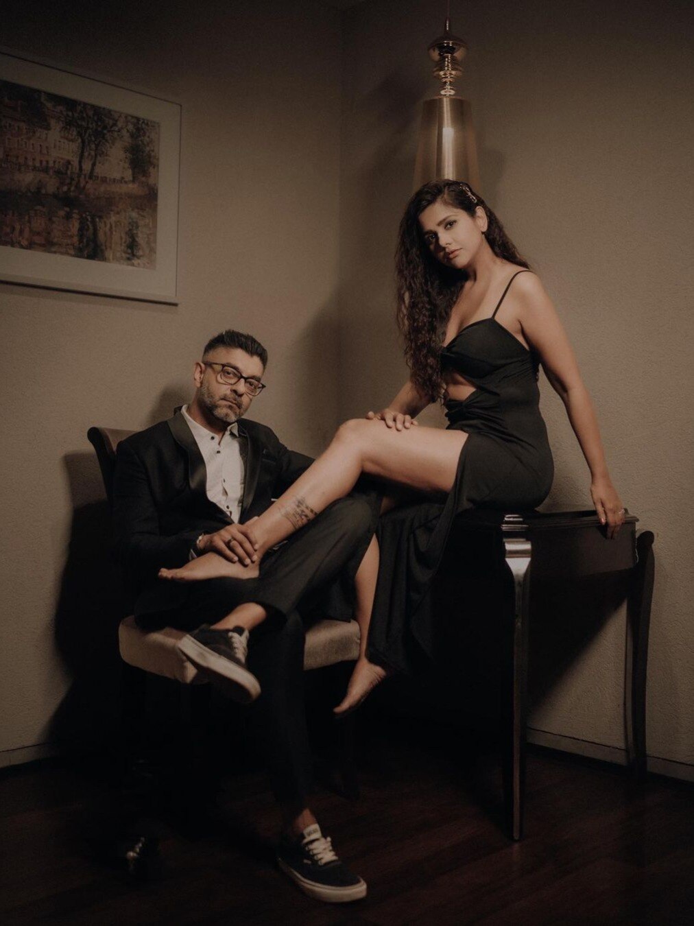 ब्लैक सेंशुअस ड्रेस में न्यूली मैरिड एक्ट्रेस का फोटोशूट, पति संग दिया सिजलिंग पोज