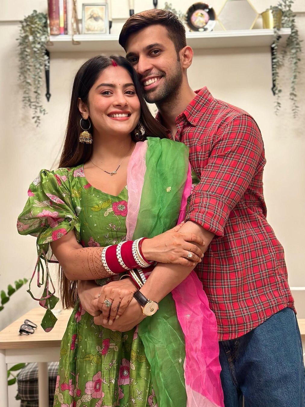 कैमरे पर डांस कर रही थी एक्ट्रेस, तभी पति ने किया Kiss, हनीमून पर दिखा रोमांटिक अंदाज 