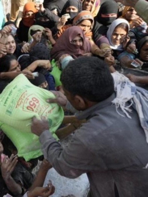 Pakistan economic crisis: Viral videos show people looting trucks of free flour, wheat as prices of essentials go up 