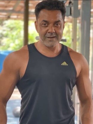 एयरपोर्ट पर बनियान में पहुंचे बॉबी, कैमरे पर फ्लॉन्ट की मस्कुलर बॉडी, पीछे पड़ गए ट्रोल्स