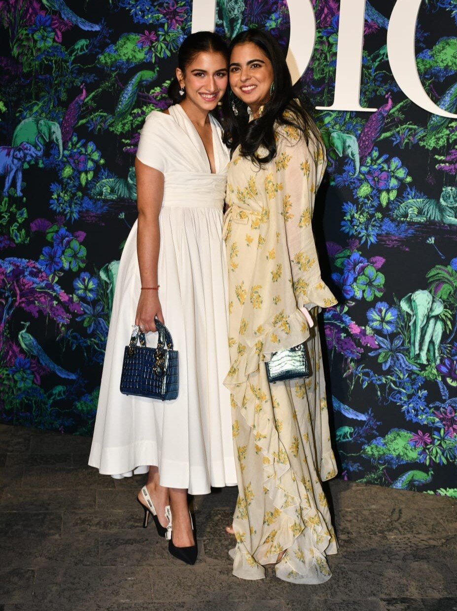 राधिका संग दिखी ईशा अंबानी की क्यूट बॉन्डिंग, ननद- भाभी ने कैरी किया सेम बैग, इतनी है कीमत