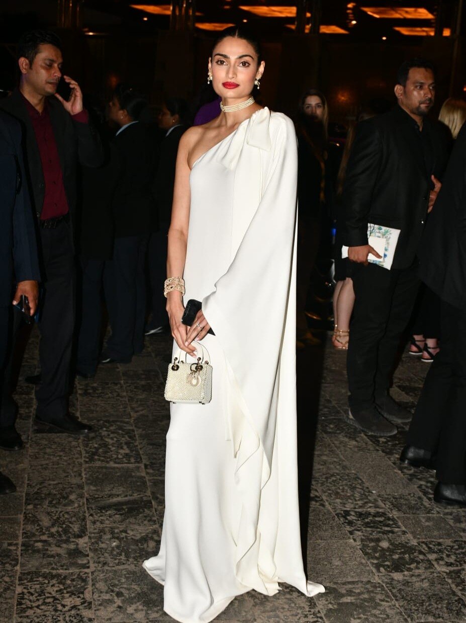 ऑफ शोल्डर गाउन में अथिया शेट्टी, हुईं ट्रोल, यूजर्स बोले- पर्दा लपेट लिया क्या?