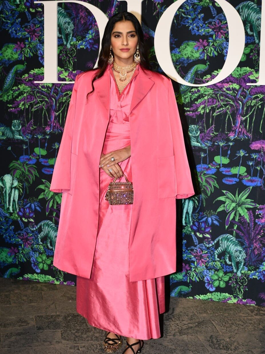 देसी जूलरी, विदेशी लिबास, अलग अंदाज में दिखीं सोनम, पर यूजर्स को पसंद नहीं आया लुक