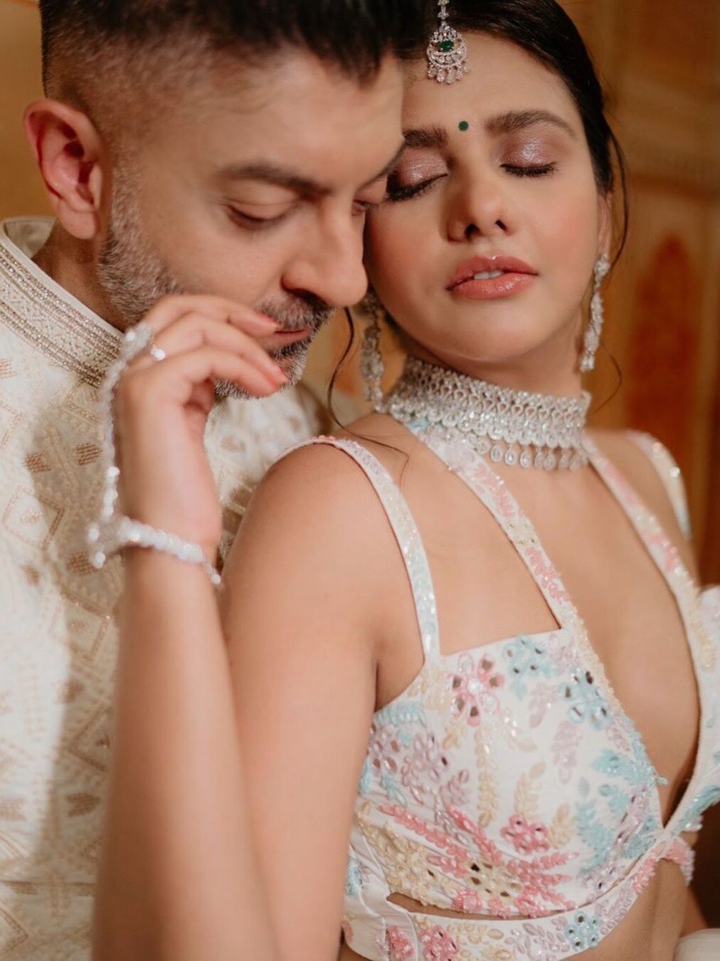 पति संग रोमांटिक हुईं दलजीत, डीप नेक आउटफिट में दिए सेंसुअस पोज