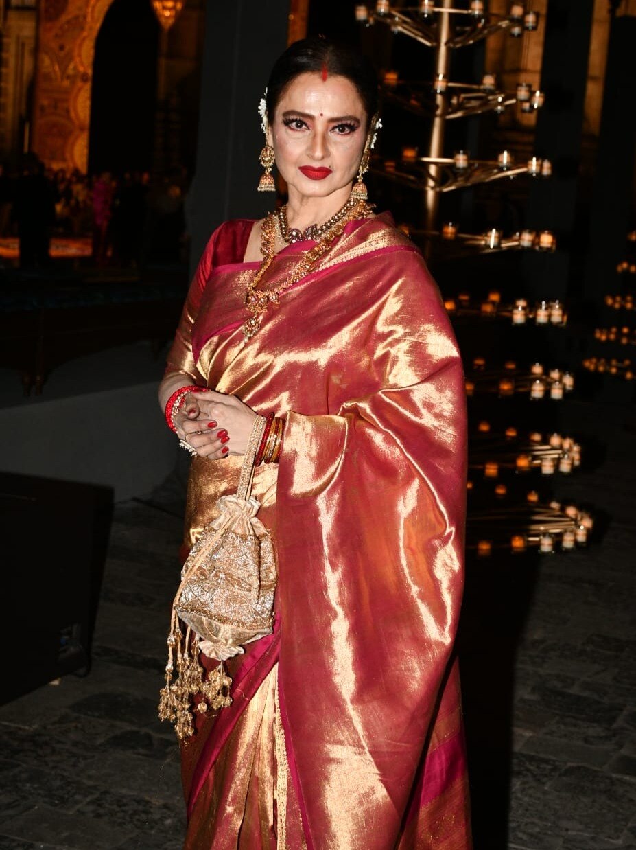 पैपराजी को पोज दे रही थीं रेखा, तभी सरेआम गिरने से बचीं, ट्रोल्स बोले- इतनी ओवरएक्टिंग 