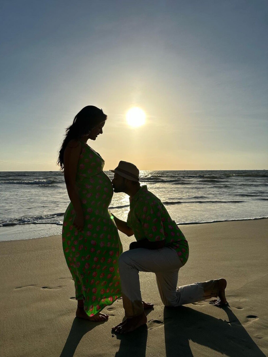 वेकेशन पर अजय देवगन की ऑनस्क्रीन बेटी, पति ने किया बेबी बंप को Kiss, जल्द बनेंगी मां