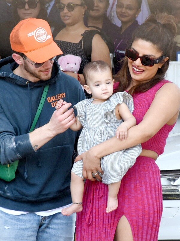 पहली बार बेटी मालती को लेकर इंडिया आईं प्रियंका, साथ दिखे पति, फैंस बोले- परिणीति की शादी है क्या?