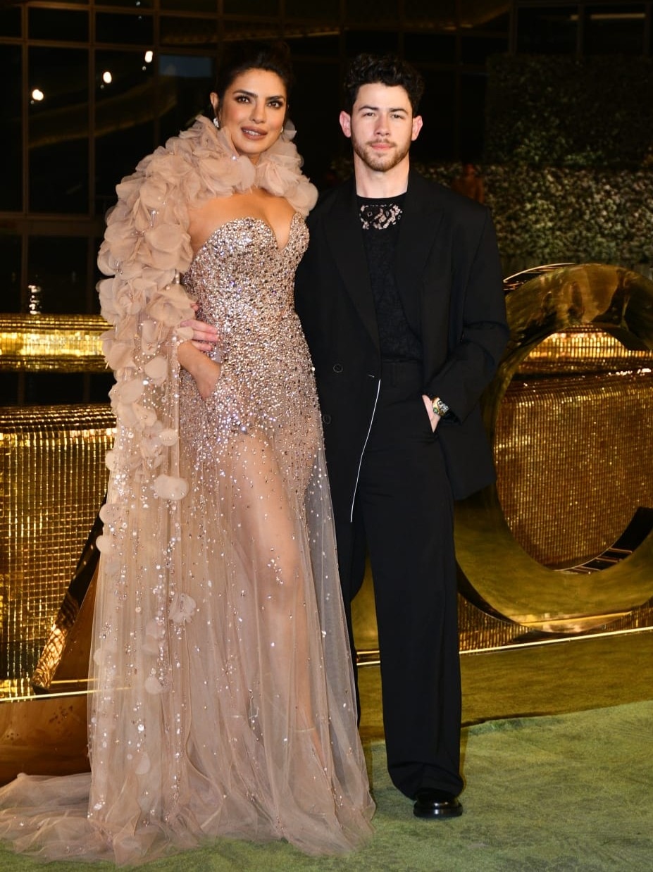 पति निक संग प्रियंका हुईं रोमांटिक, रिवीलिंग ड्रेस में एक्ट्रेस को देख फैन्स हारे दिल