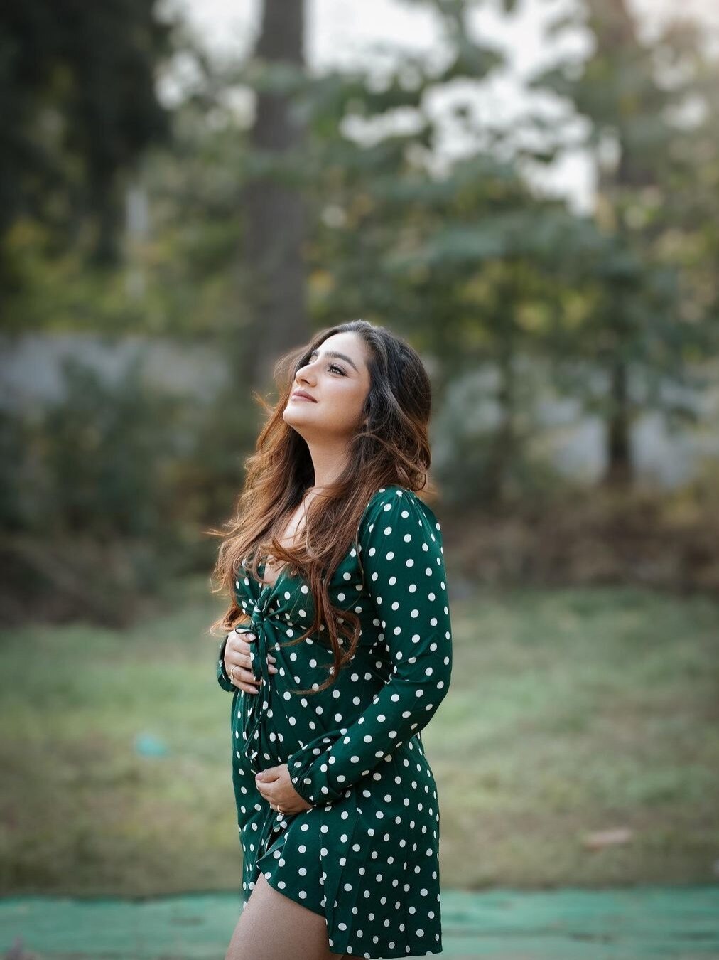 'बेबी शावर' में नाची प्रेग्नेंट एक्ट्रेस, फ्लॉन्ट किया बेबी बंप, शादी के 10 साल बाद बनेगी मां