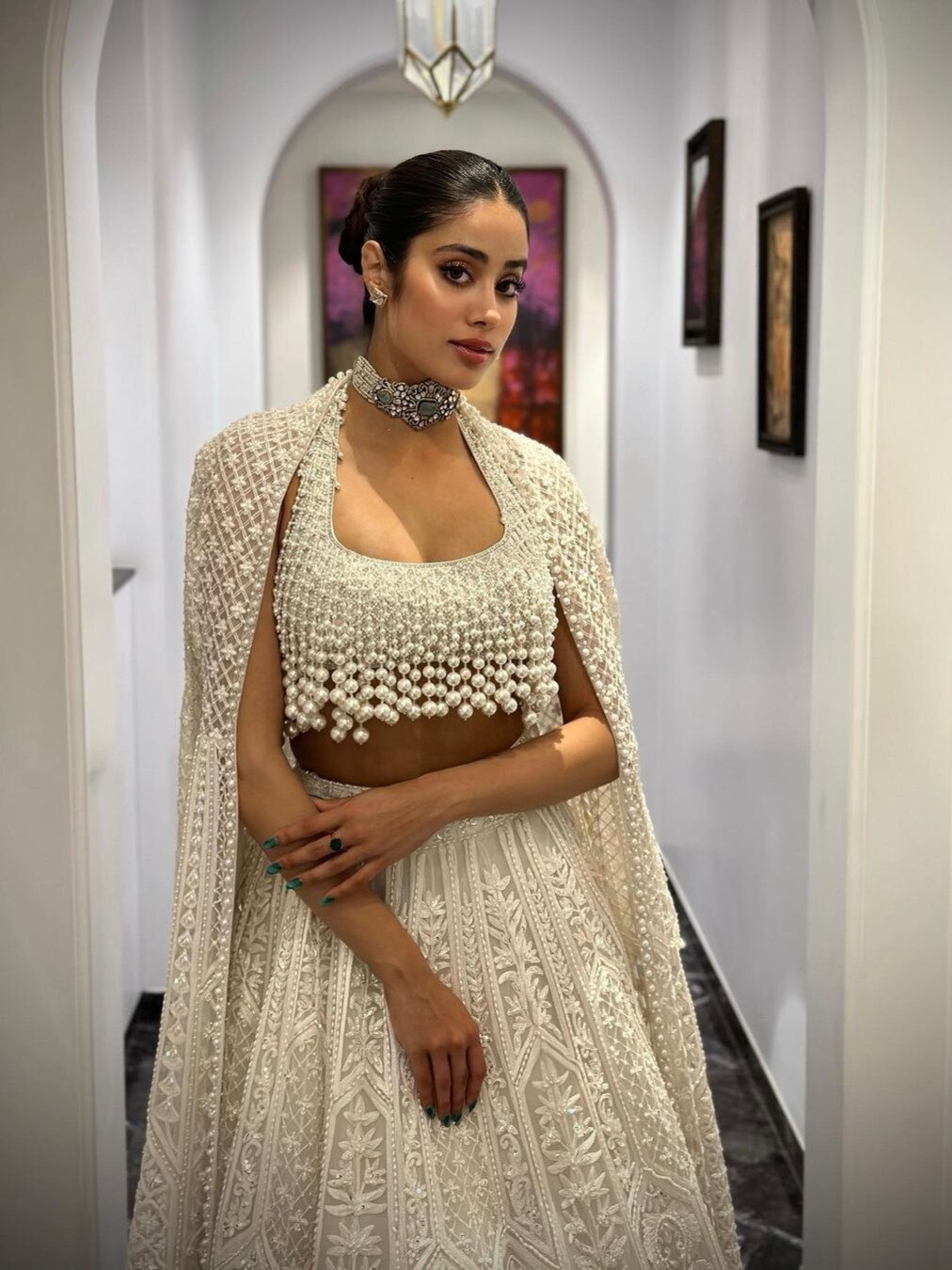 पर्ल ब्लाउज, चिकनकारी लहंगा में जाह्नवी का दिलकश अंदाज, फैन्स के उड़े होश!