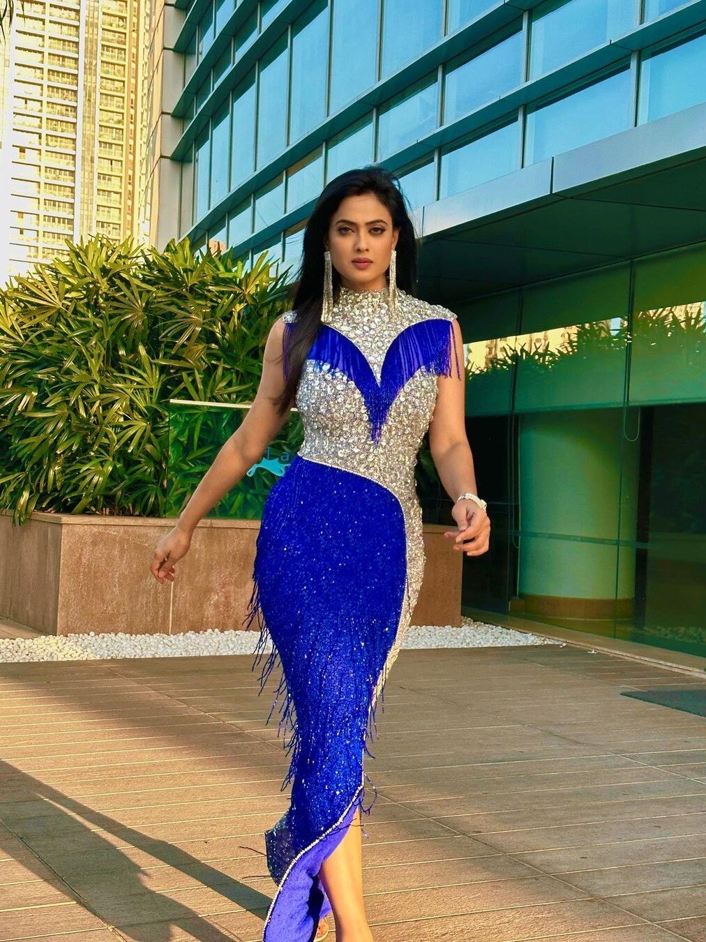ब्लू- सिल्वर ड्रेस में श्वेता की अदाएं, फैन्स को नहीं आई पसंद, बोले- ये क्या पहना है?
