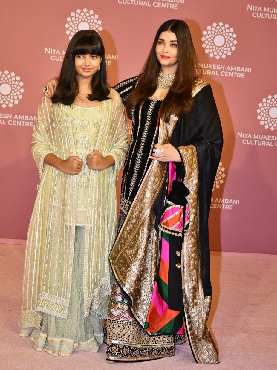 ग्रीन-ब्लू शरारा में आराध्या बच्चन लगीं क्यूट, ऐश्वर्या के रॉयल लुक ने लूटी महफिल