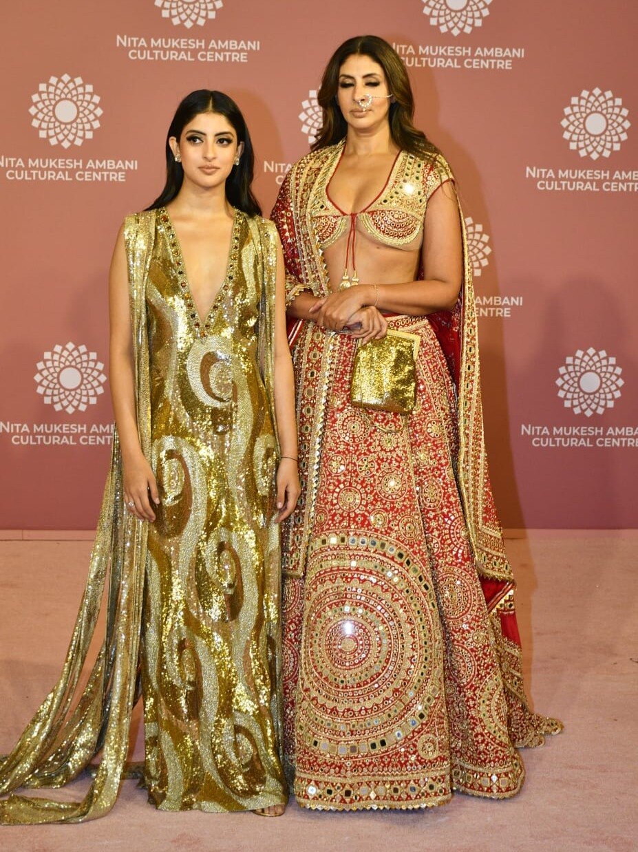 नाक में नथनी-डीप नेक ब्लाउज, अंबानी के इवेंट में अमिताभ की बेटी का रॉयल लुक, ग्लैमरस लगीं नव्या