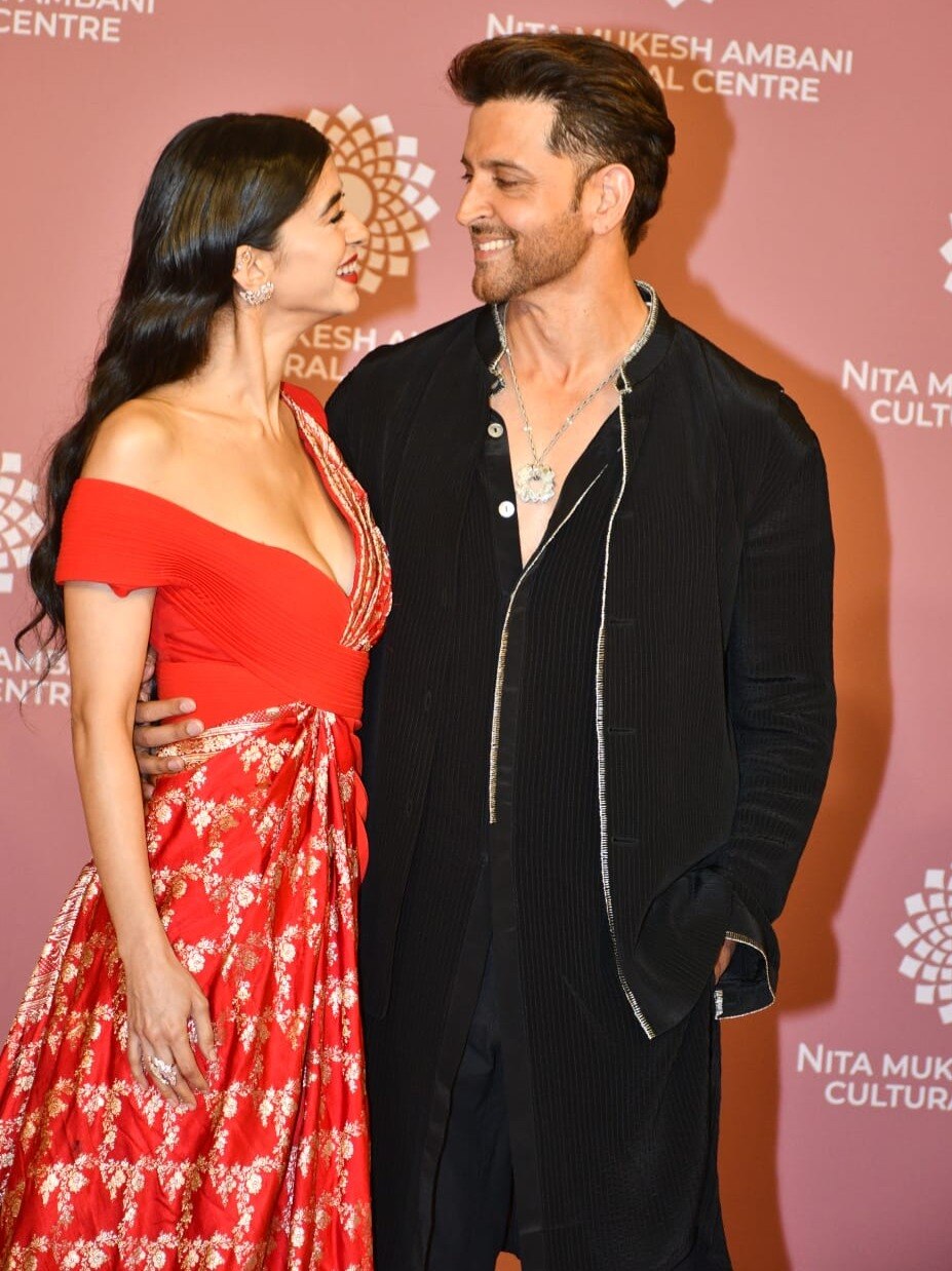 गर्लफ्रेंड की नजरों में डूबे दिखे ऋतिक, थामा हाथ, लाल जोड़े में सबा को देख यूजर्स ने उड़ा