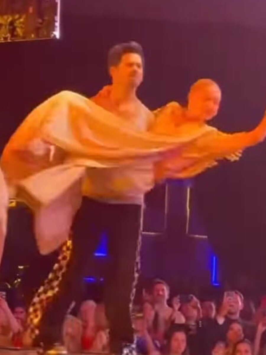 अंबानी की पार्टी में वरुण धवन ने सुपरमॉडल को किया Kiss, गोद में उठाकर नाचने पर हुए ट्रोल, Video