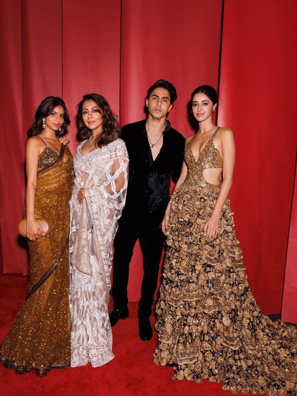 आर्यन-अनन्या के बीच नहीं मनमुटाव, साथ में क्लिक कराईं फोटोज, फैंस को पसंद आई बॉन्डिंग