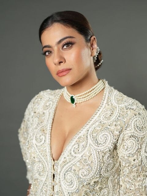 हैवी चिकनकारी काम से सजा काजोल का गाउन, तस्वीर पर लिखा- 'जानती हूं मैं खूबसूरत हूं'