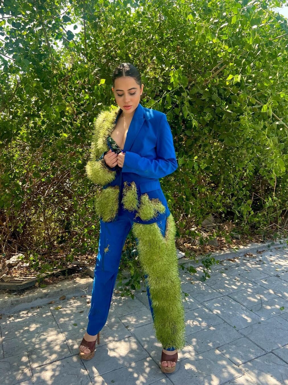 एक्ट्रेस की ड्रेस पर उगी घास! ट्रोल्स बोले- संभलकर, कहीं बकरी न आ जाए